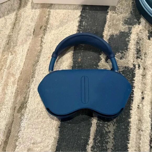 Sky Blue AirPod Pro Max barley used - Picture 11 of 14